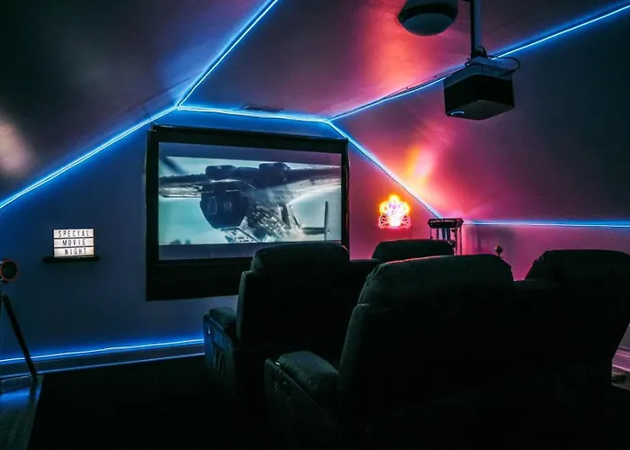 Sleeps 18 • 8br • Game • Gym • Theater * Chicago