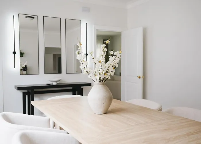 Sleeps 18 • 8br • Game • Gym • Theater Chicago