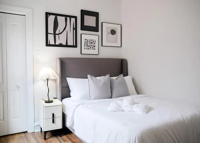Sleeps 18 • 8br • Game • Gym • Theater Chicago