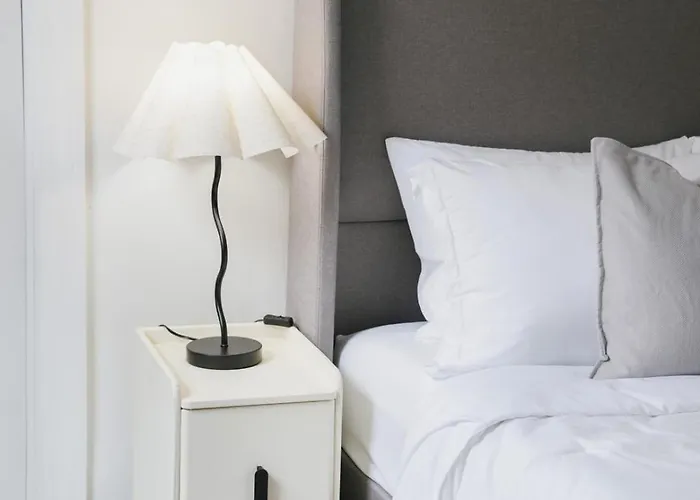 Sleeps 18 • 8br • Game • Gym • Theater * Chicago