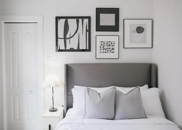 Sleeps 18 • 8br • Game • Gym • Theater Chicago