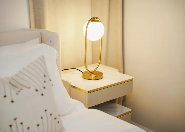 Sleeps 18 • 8br • Game • Gym • Theater * Chicago