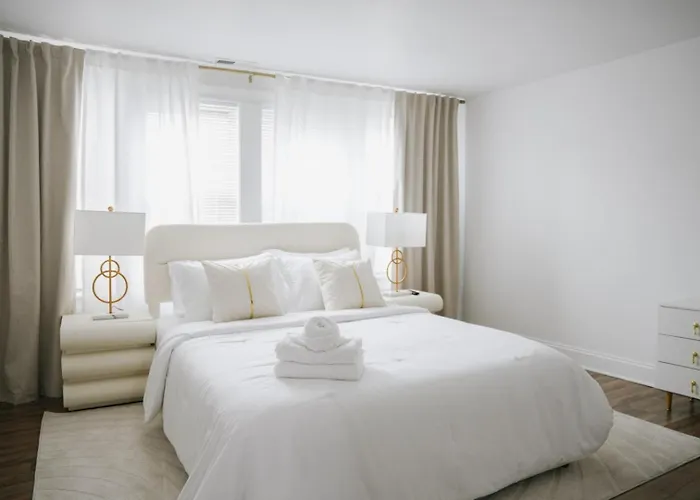 Sleeps 18 • 8br • Game • Gym • Theater Chicago
