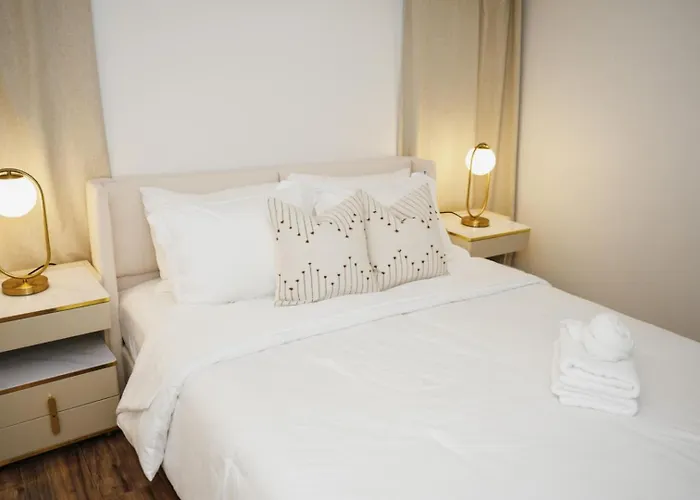 Sleeps 18 • 8br • Game • Gym • Theater Chicago